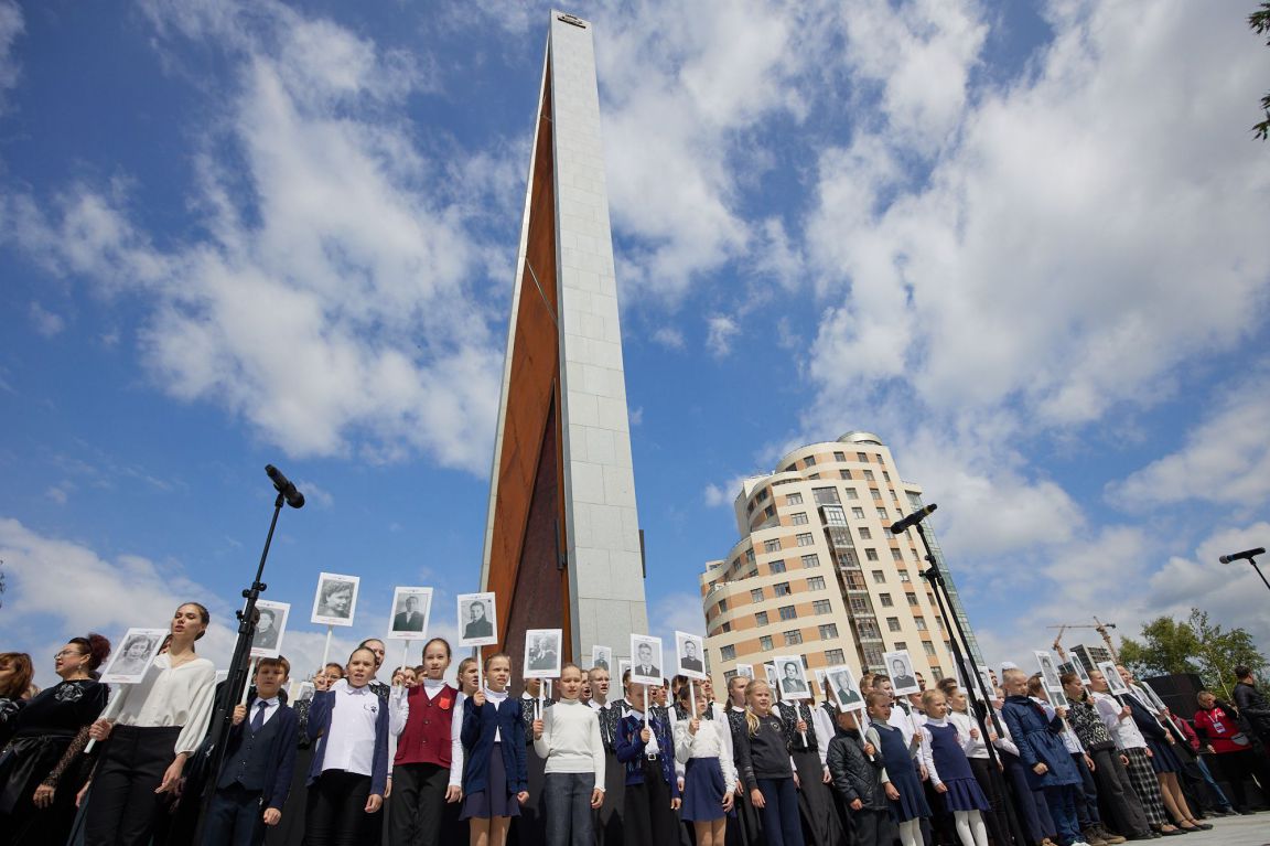 В Екатеринбурге открыли стелу «Город трудовой доблести» - «Уральский  рабочий»